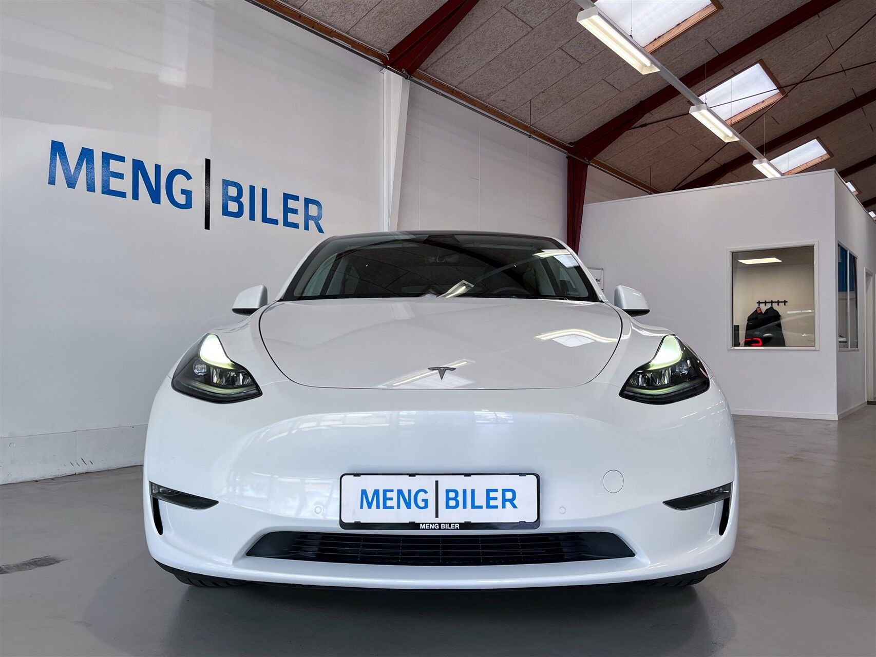 Hvid Tesla Model Y fra 2021