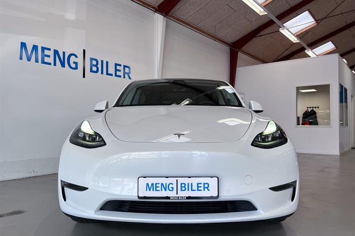 Hvid Tesla Model Y fra 2021