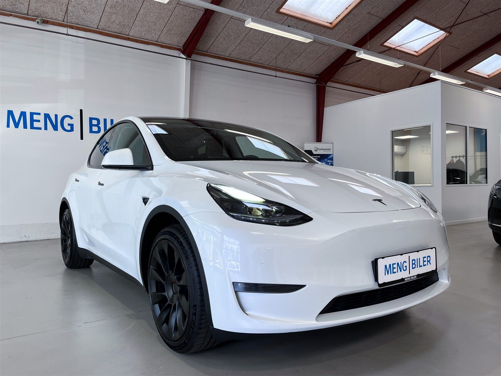 Hvid Tesla Model Y fra 2021