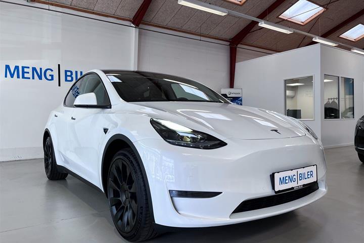 Hvid Tesla Model Y fra 2021