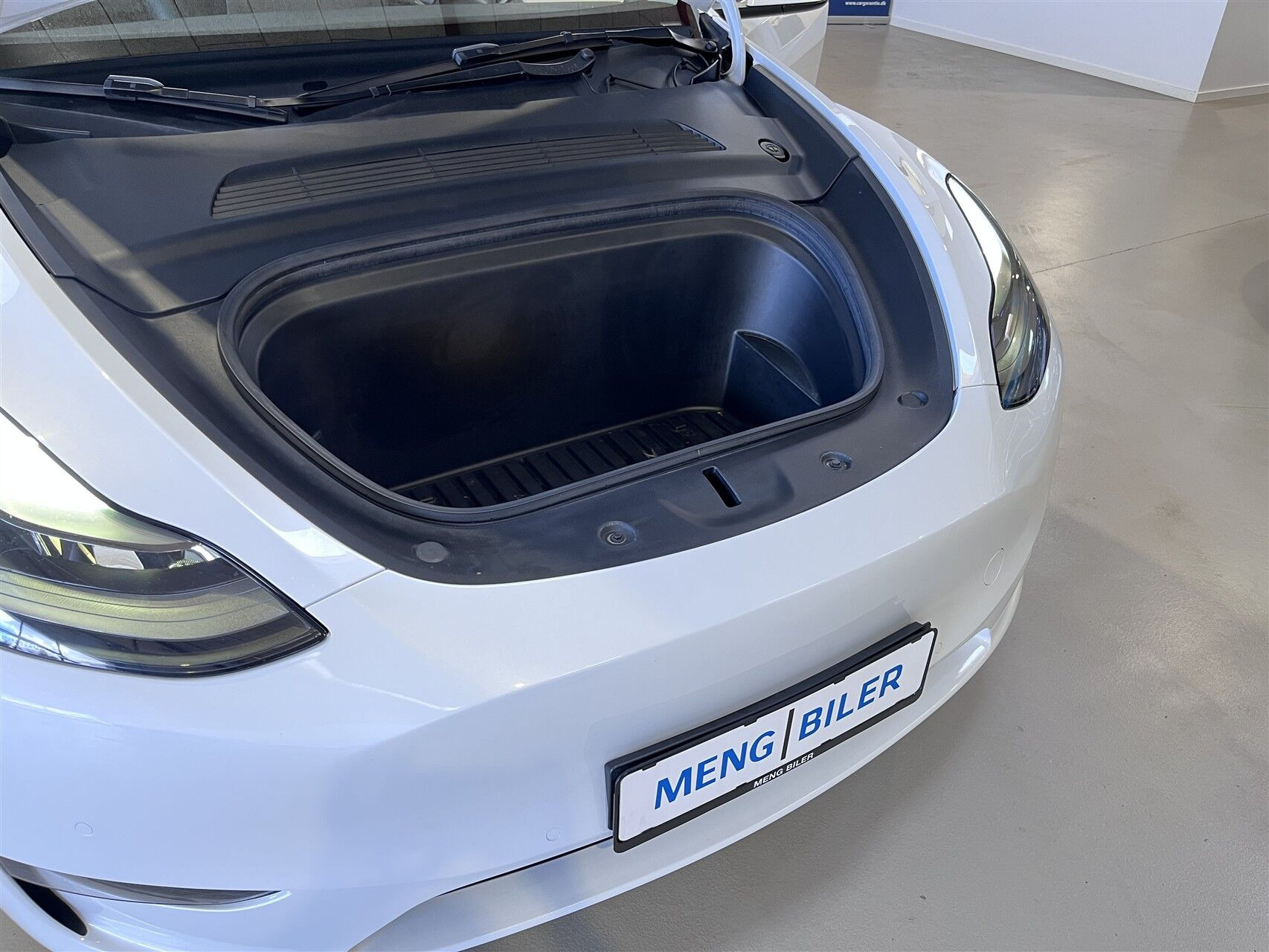 Hvid Tesla Model Y fra 2021