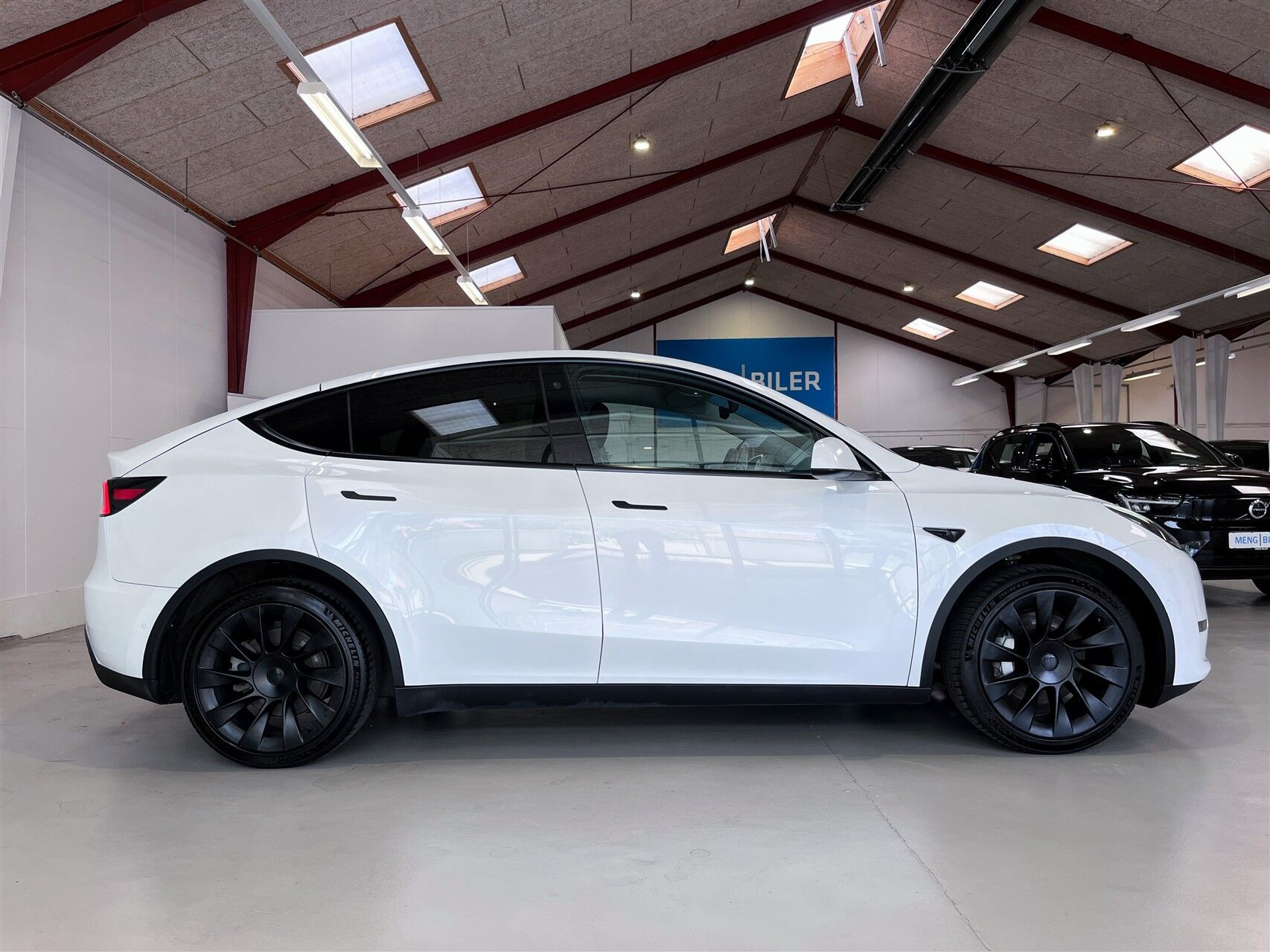Hvid Tesla Model Y fra 2021