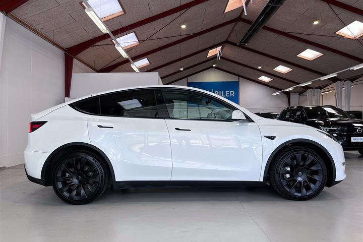 Hvid Tesla Model Y fra 2021