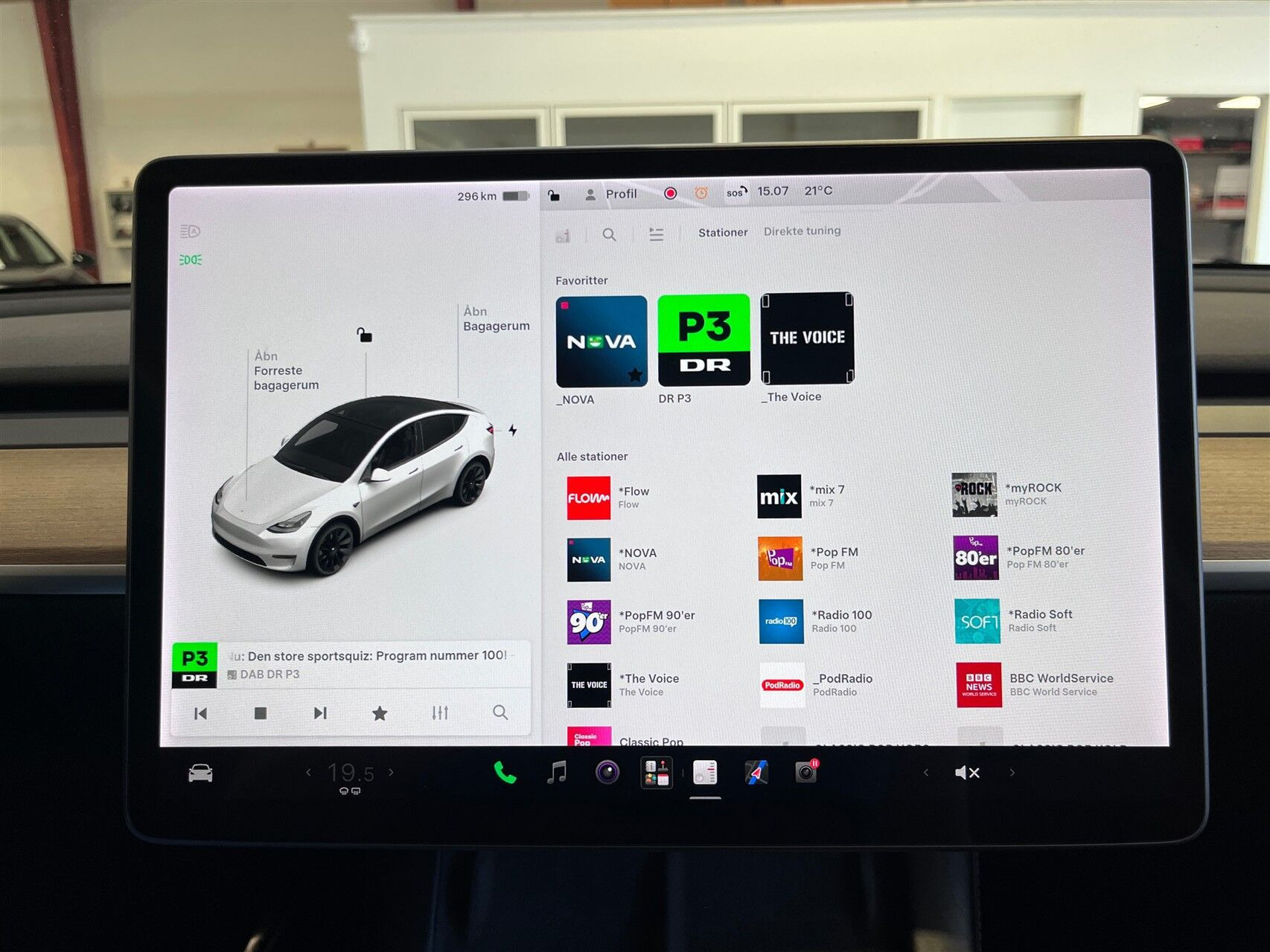Hvid Tesla Model Y fra 2021
