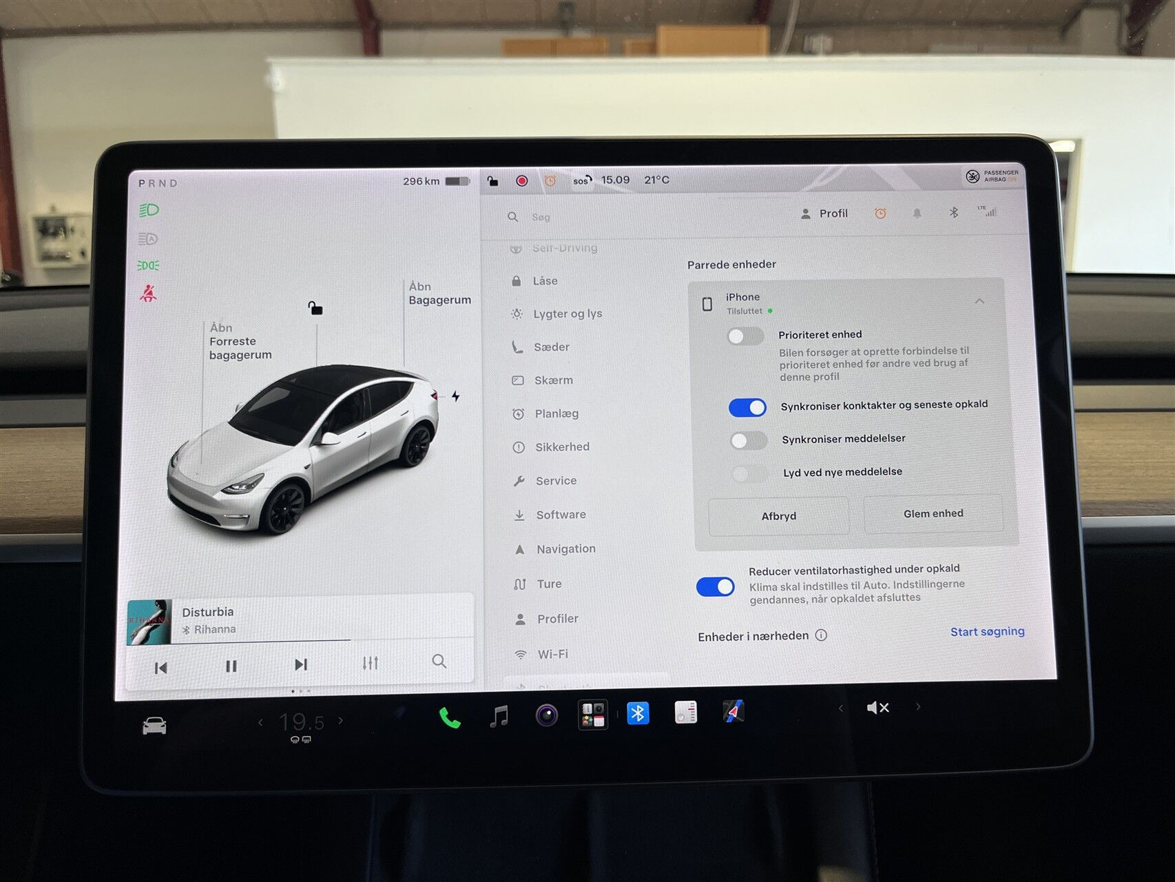 Hvid Tesla Model Y fra 2021