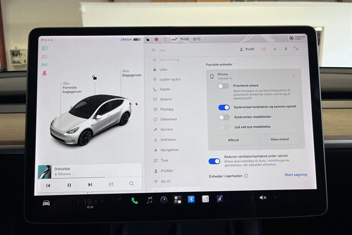 Hvid Tesla Model Y fra 2021