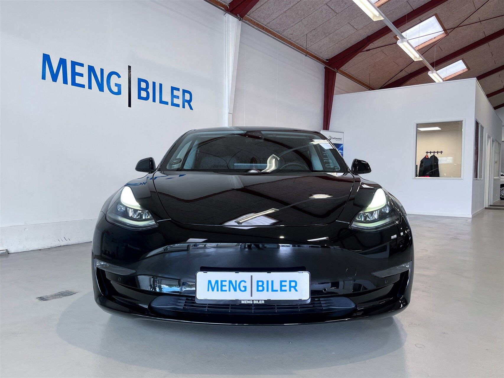 Sort Tesla Model 3 fra 2021
