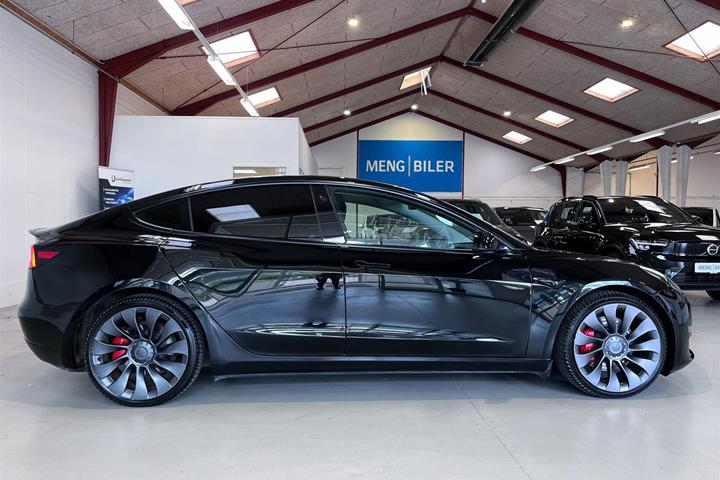 Sort Tesla Model 3 fra 2021