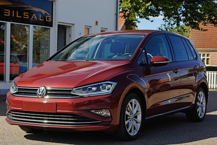 Rød VW Golf Sportsvan fra 2019