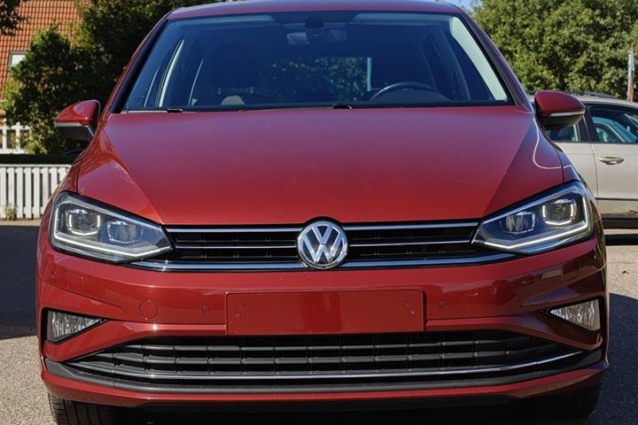 Rød VW Golf Sportsvan fra 2019