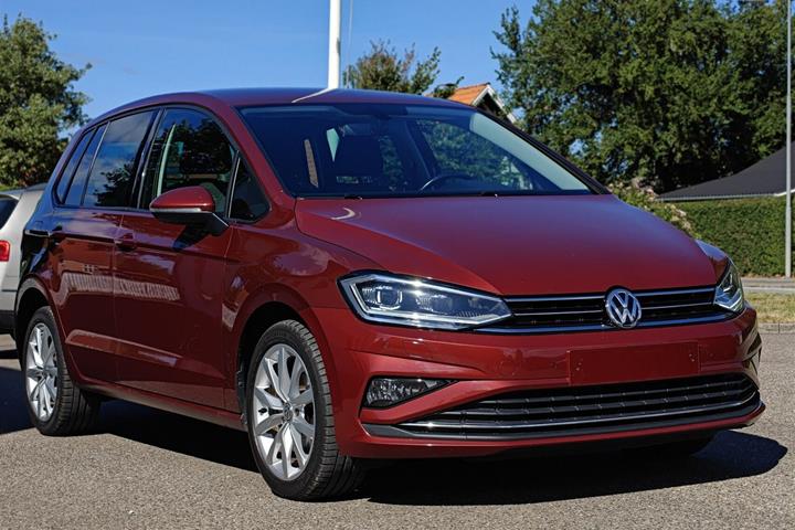 Rød VW Golf Sportsvan fra 2019
