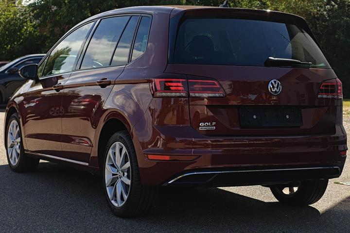 Rød VW Golf Sportsvan fra 2019