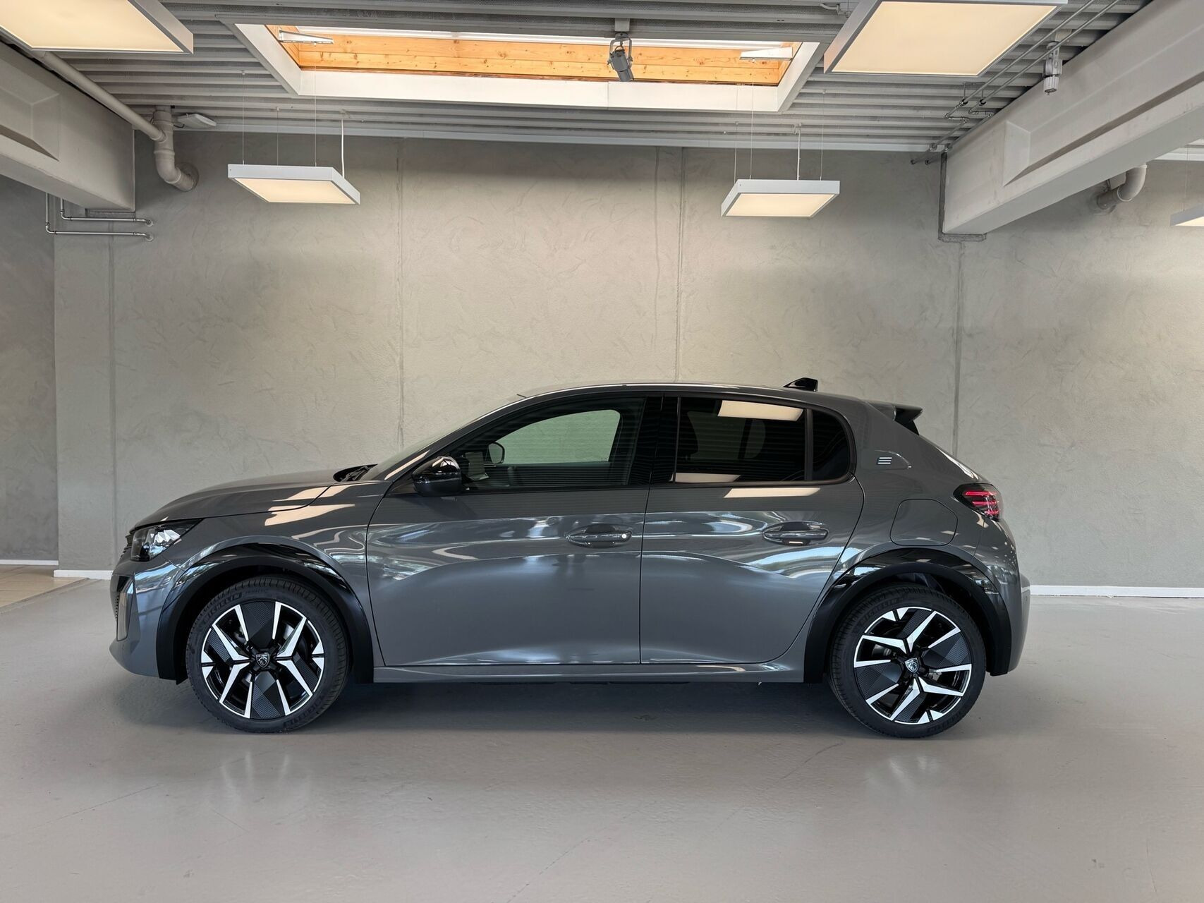 Grå Peugeot e-208 fra 2026