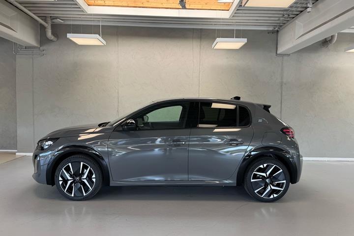 Grå Peugeot e-208 fra 2026