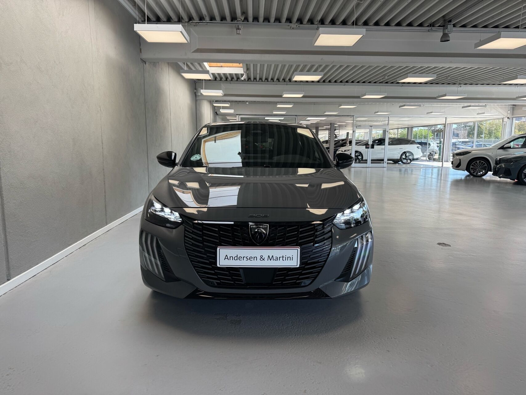Grå Peugeot e-208 fra 2026