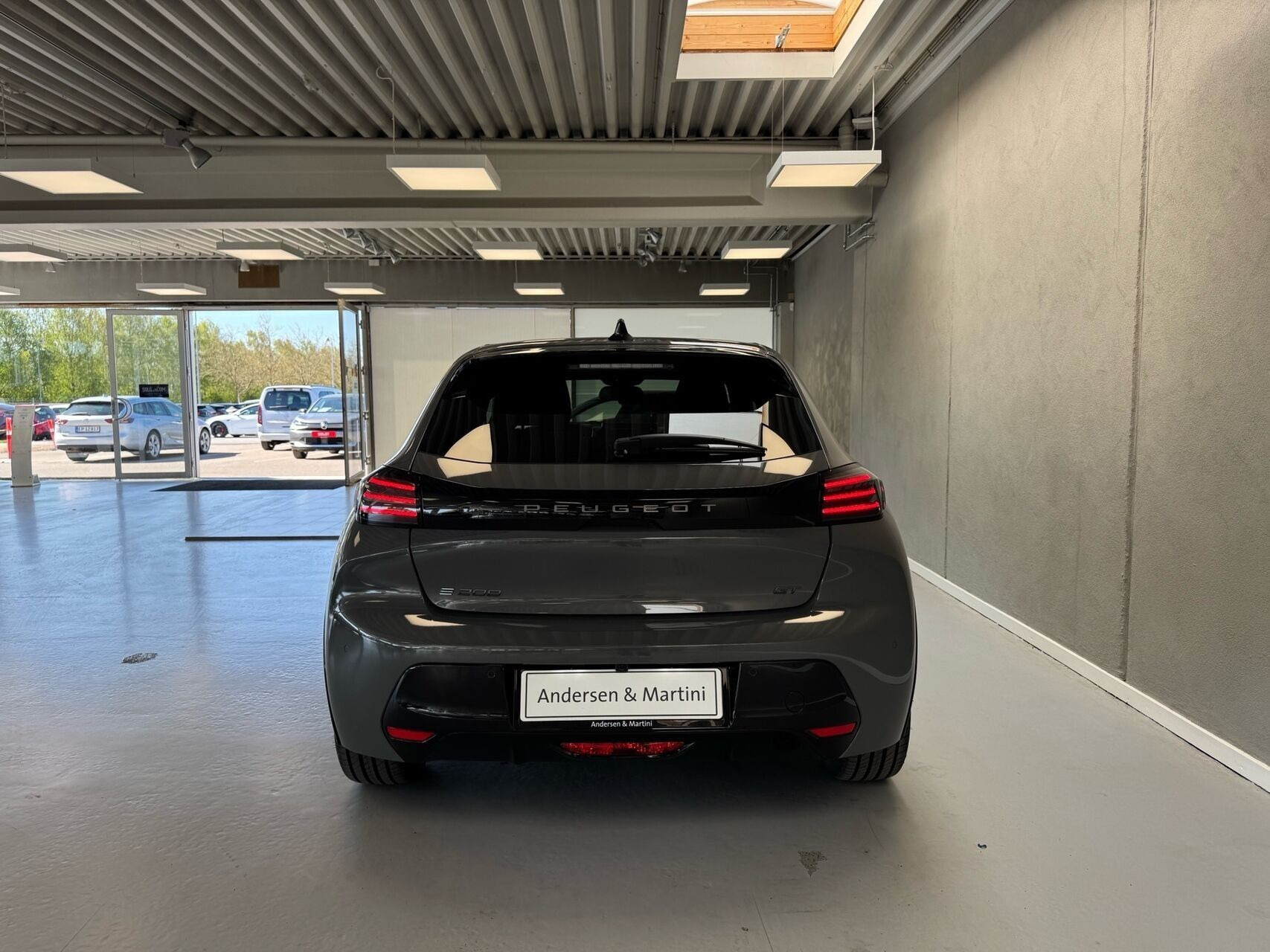 Grå Peugeot e-208 fra 2026