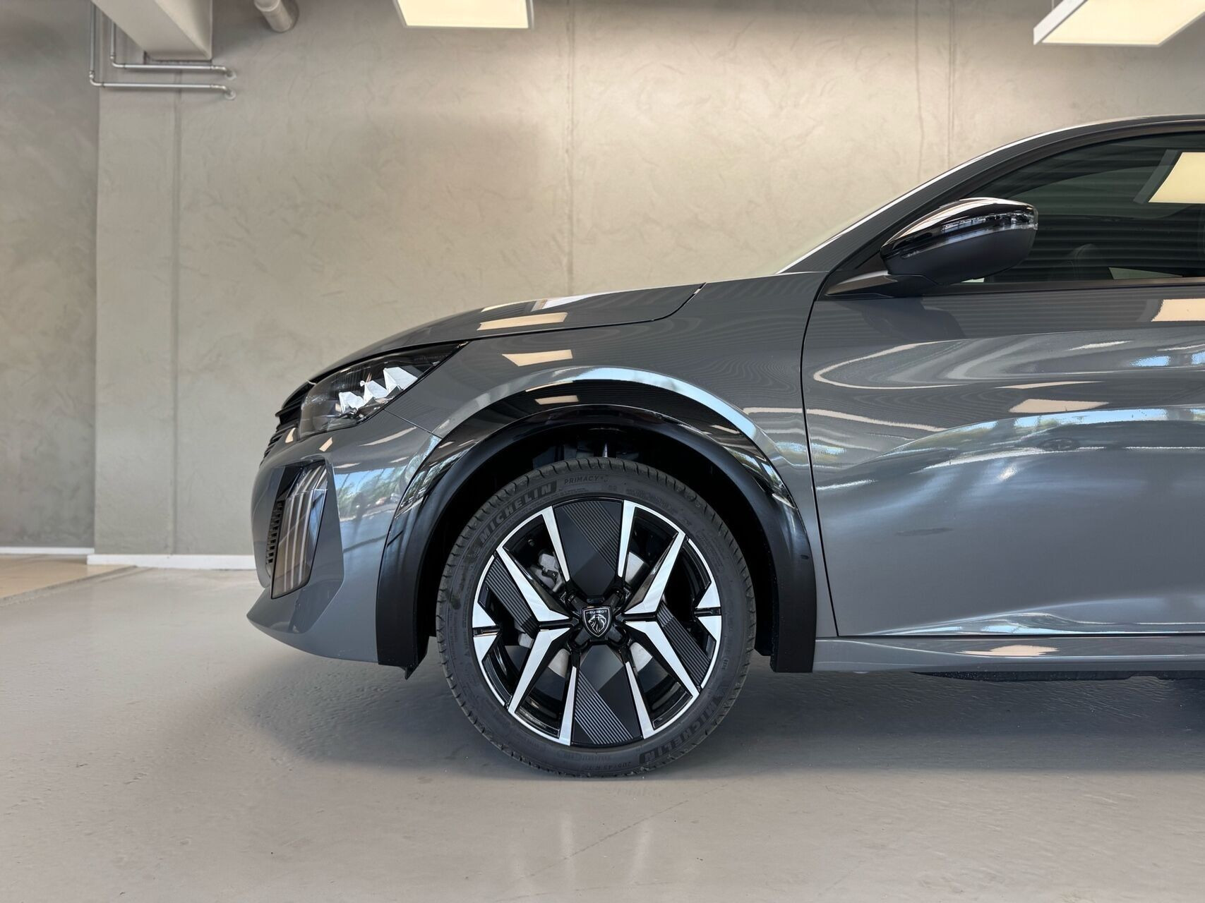 Grå Peugeot e-208 fra 2026