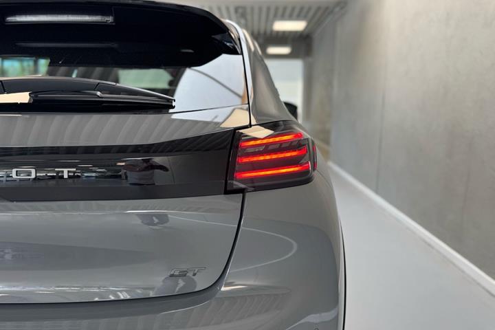 Grå Peugeot e-208 fra 2026