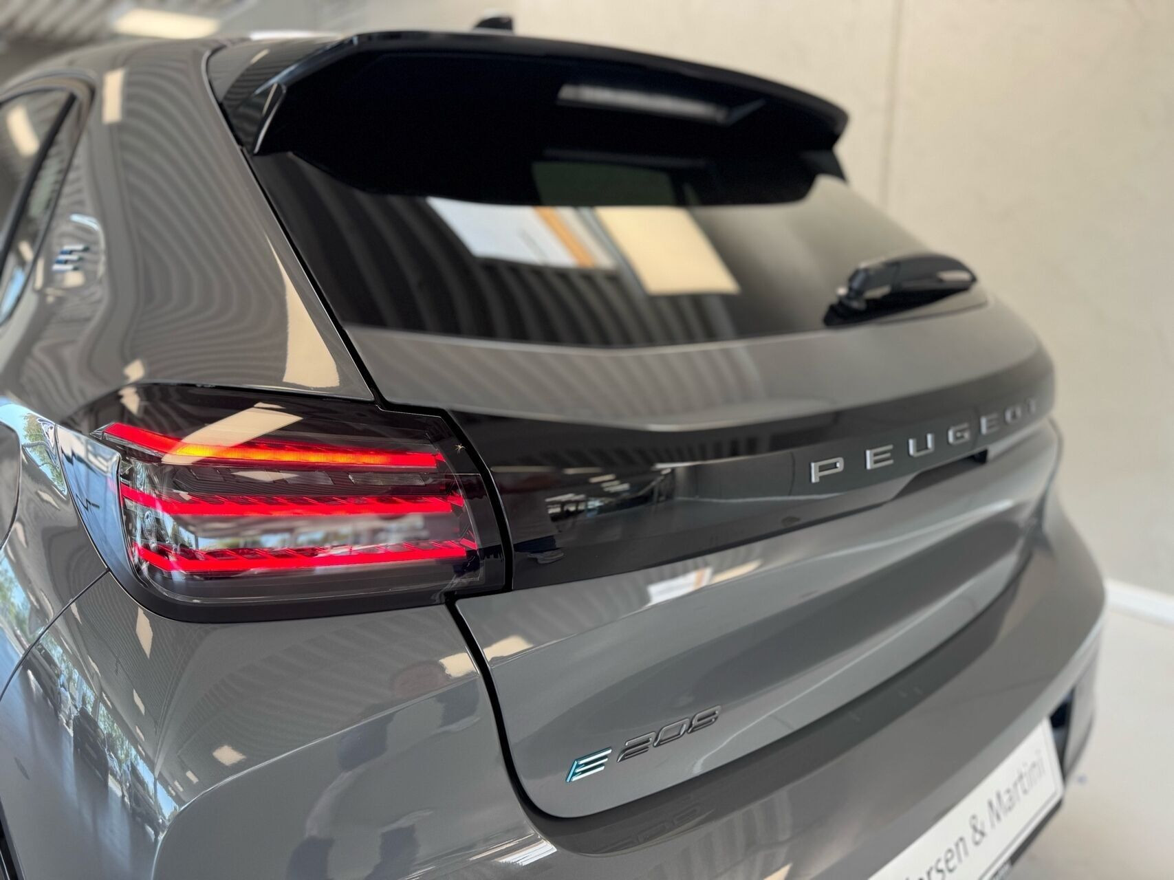Grå Peugeot e-208 fra 2026