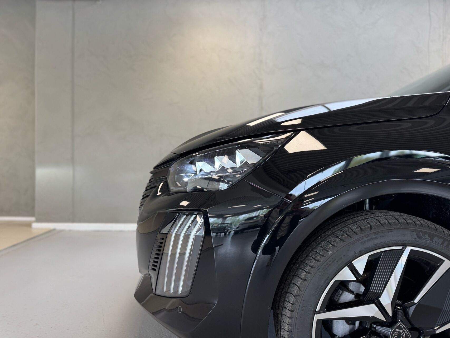 Sort Peugeot e-208 fra 2026