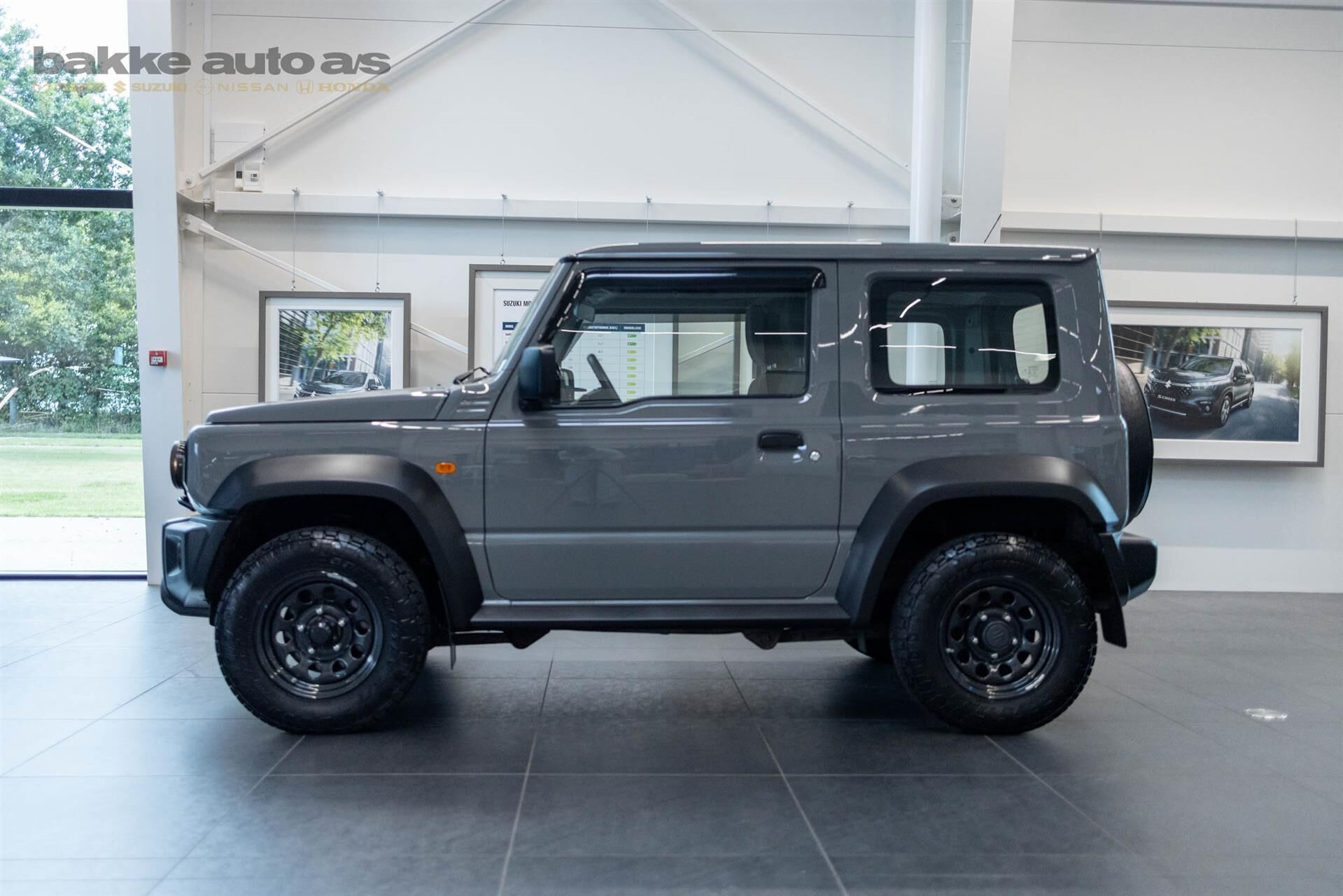 Grå Suzuki Jimny fra 2023