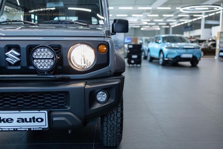 Grå Suzuki Jimny fra 2023