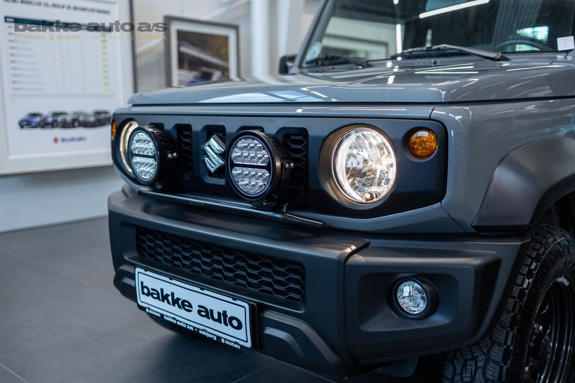 Grå Suzuki Jimny fra 2023