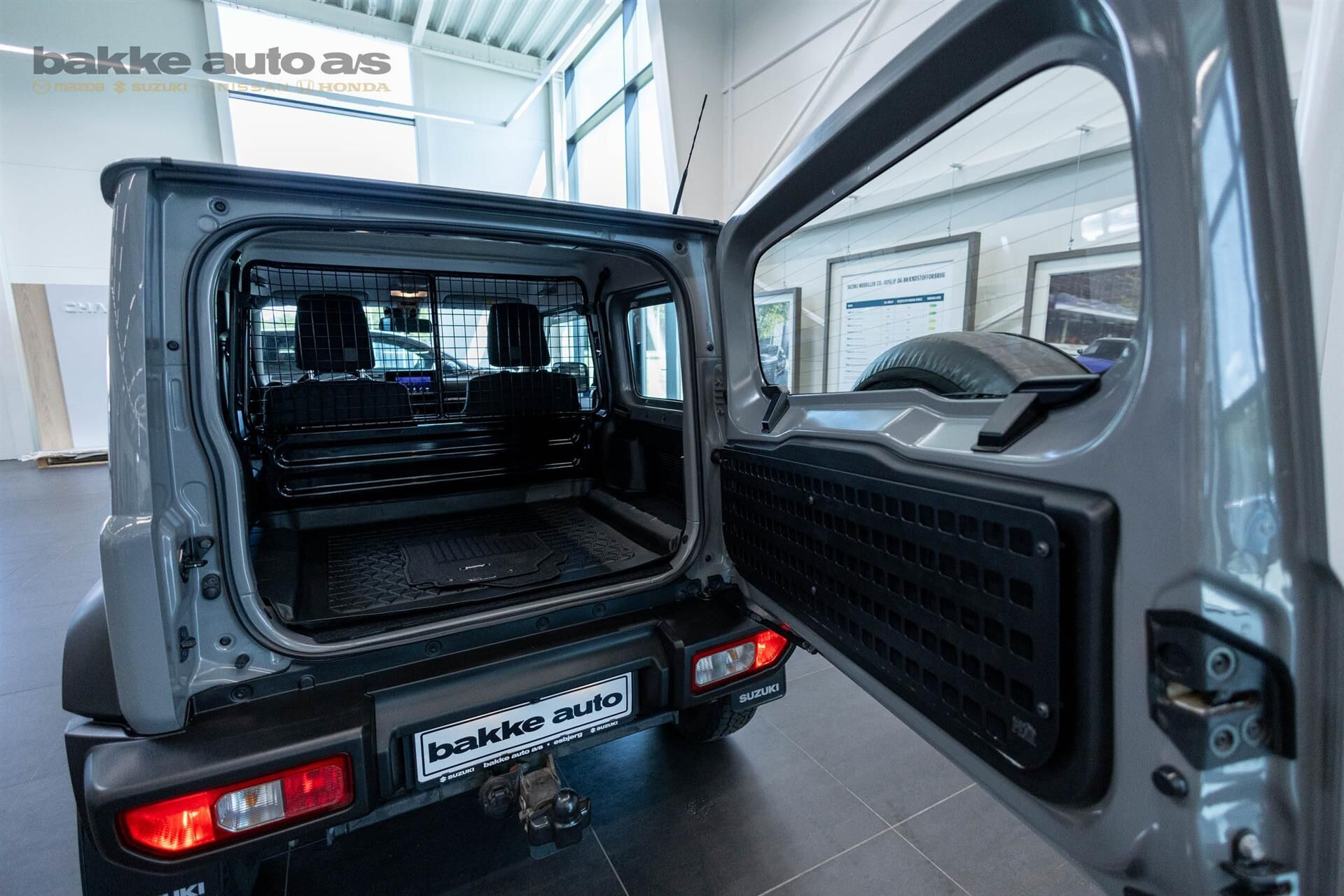 Grå Suzuki Jimny fra 2023