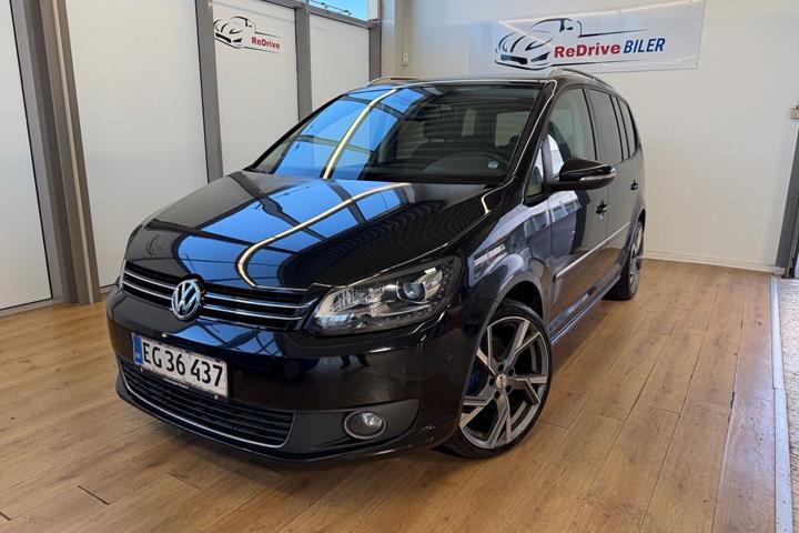 Sort VW Touran fra 2011 set udefra