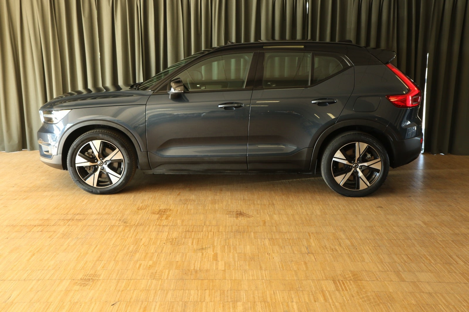 Blå Volvo XC40 fra 2022
