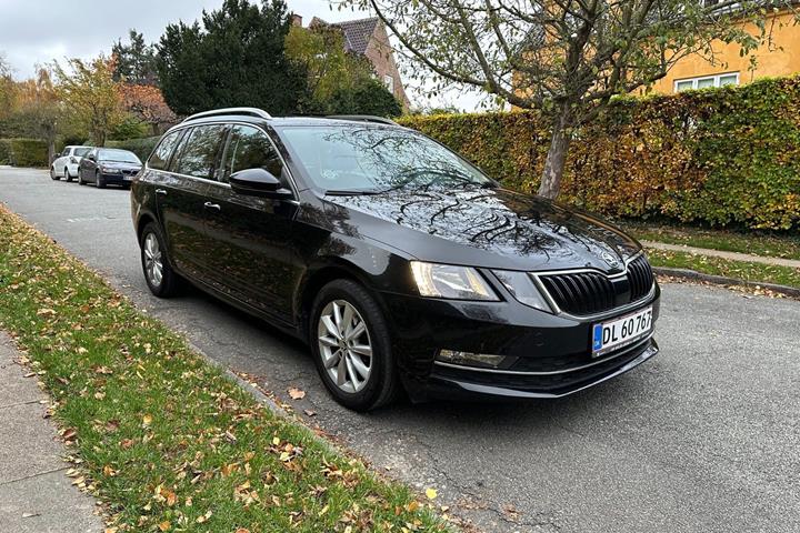Sort Skoda Octavia fra 2019