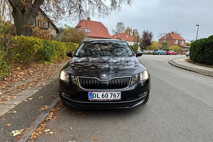 Sort Skoda Octavia fra 2019