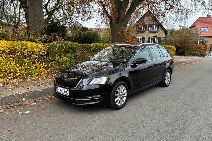 Sort Skoda Octavia fra 2019