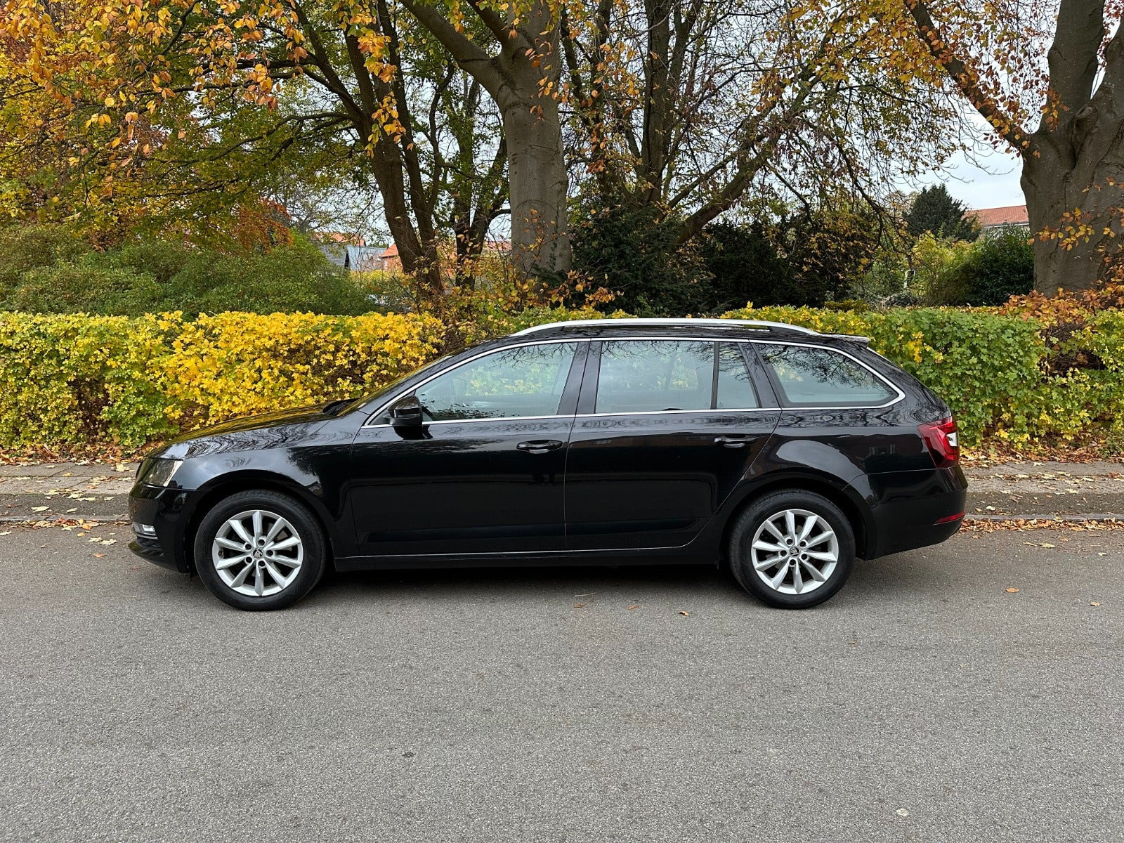 Sort Skoda Octavia fra 2019