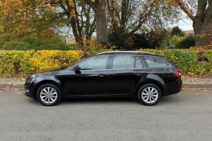 Sort Skoda Octavia fra 2019