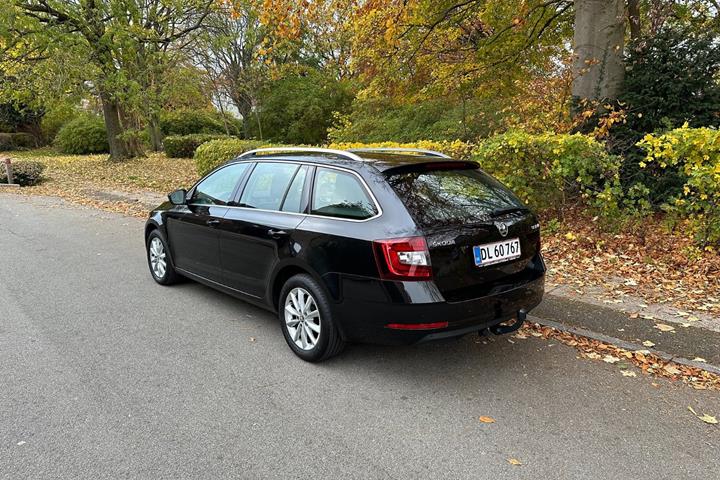 Sort Skoda Octavia fra 2019