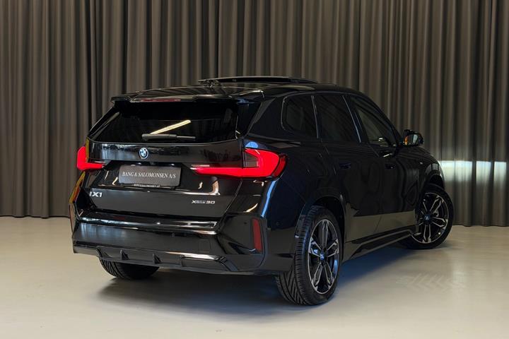Sort BMW iX1 fra 2023