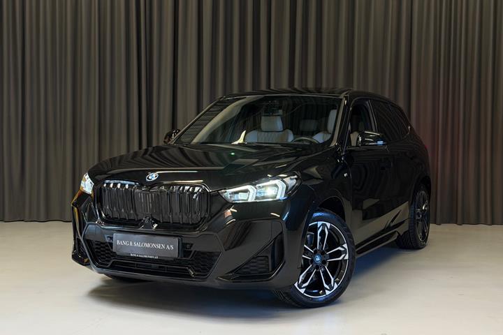 Sort BMW iX1 fra 2023 set udefra