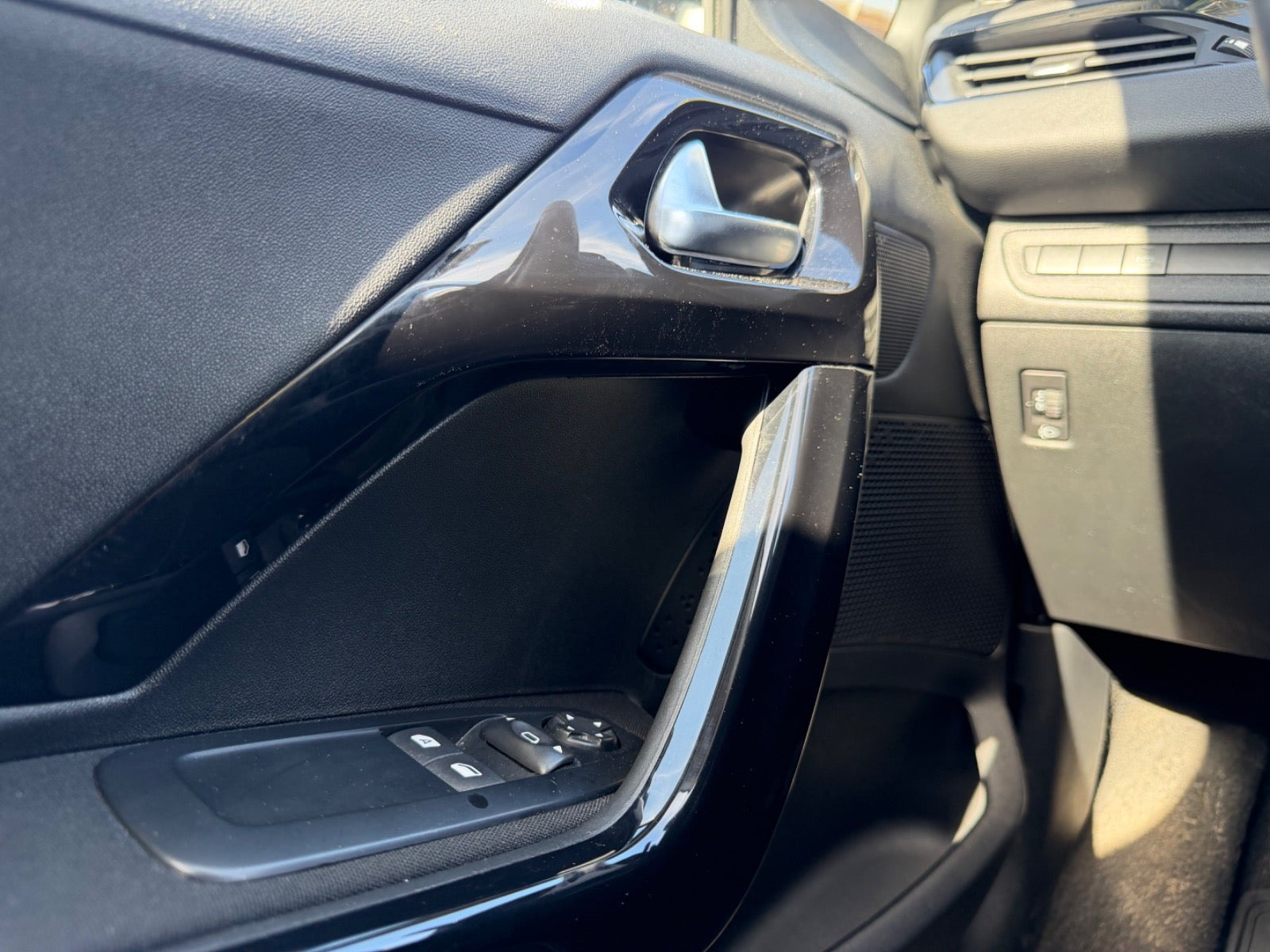 Grøn Peugeot 208 fra 2019