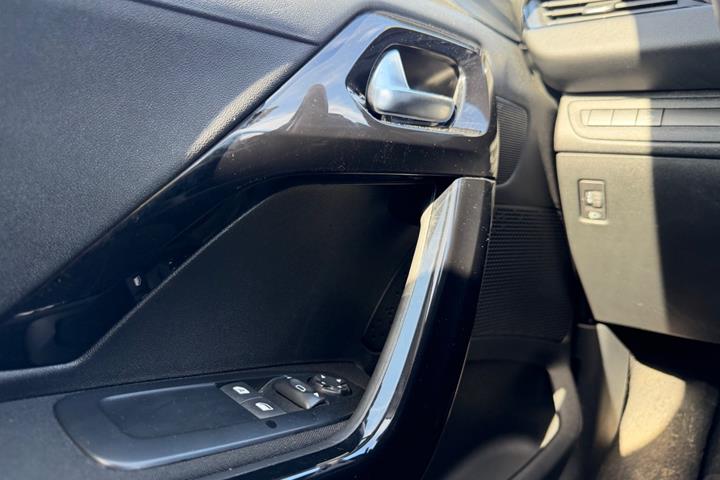 Grøn Peugeot 208 fra 2019