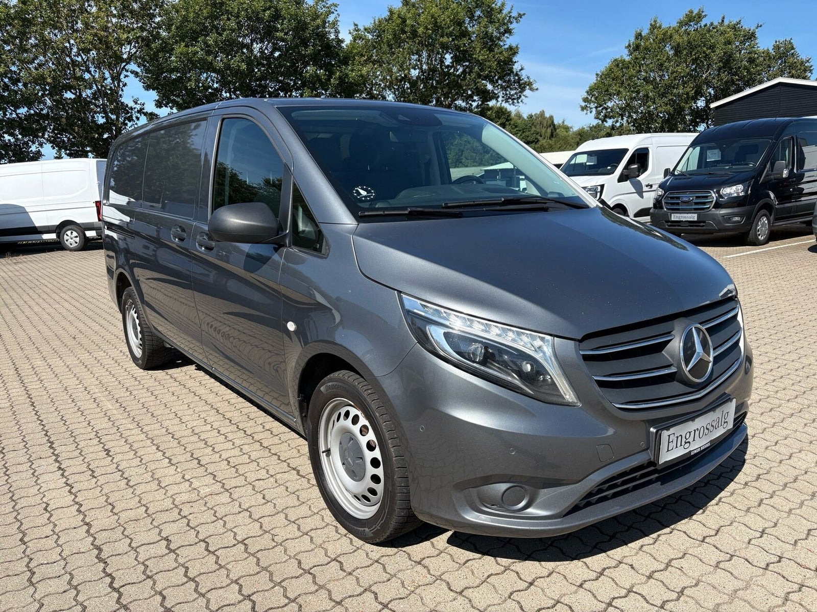 Grå Mercedes Vito 119 fra 2022