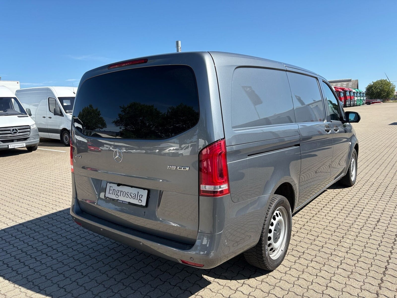 Grå Mercedes Vito 119 fra 2022