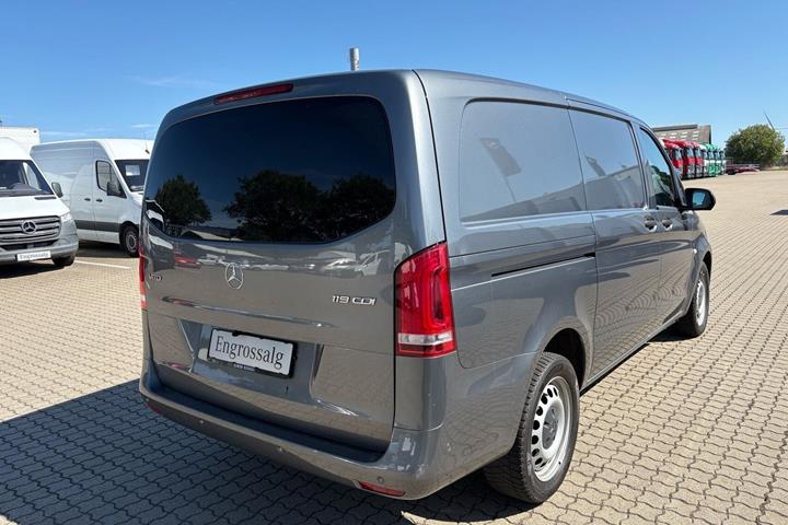 Grå Mercedes Vito 119 fra 2022