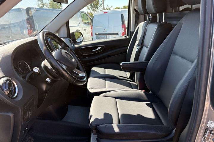 Grå Mercedes Vito 119 fra 2022