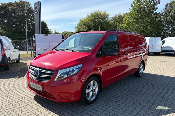 Rød Mercedes Vito 119 fra 2021