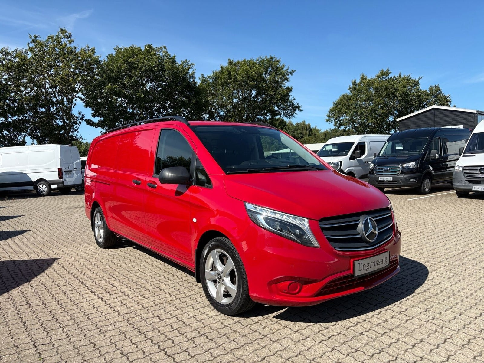 Rød Mercedes Vito 119 fra 2021
