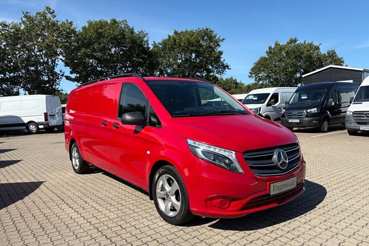 Rød Mercedes Vito 119 fra 2021