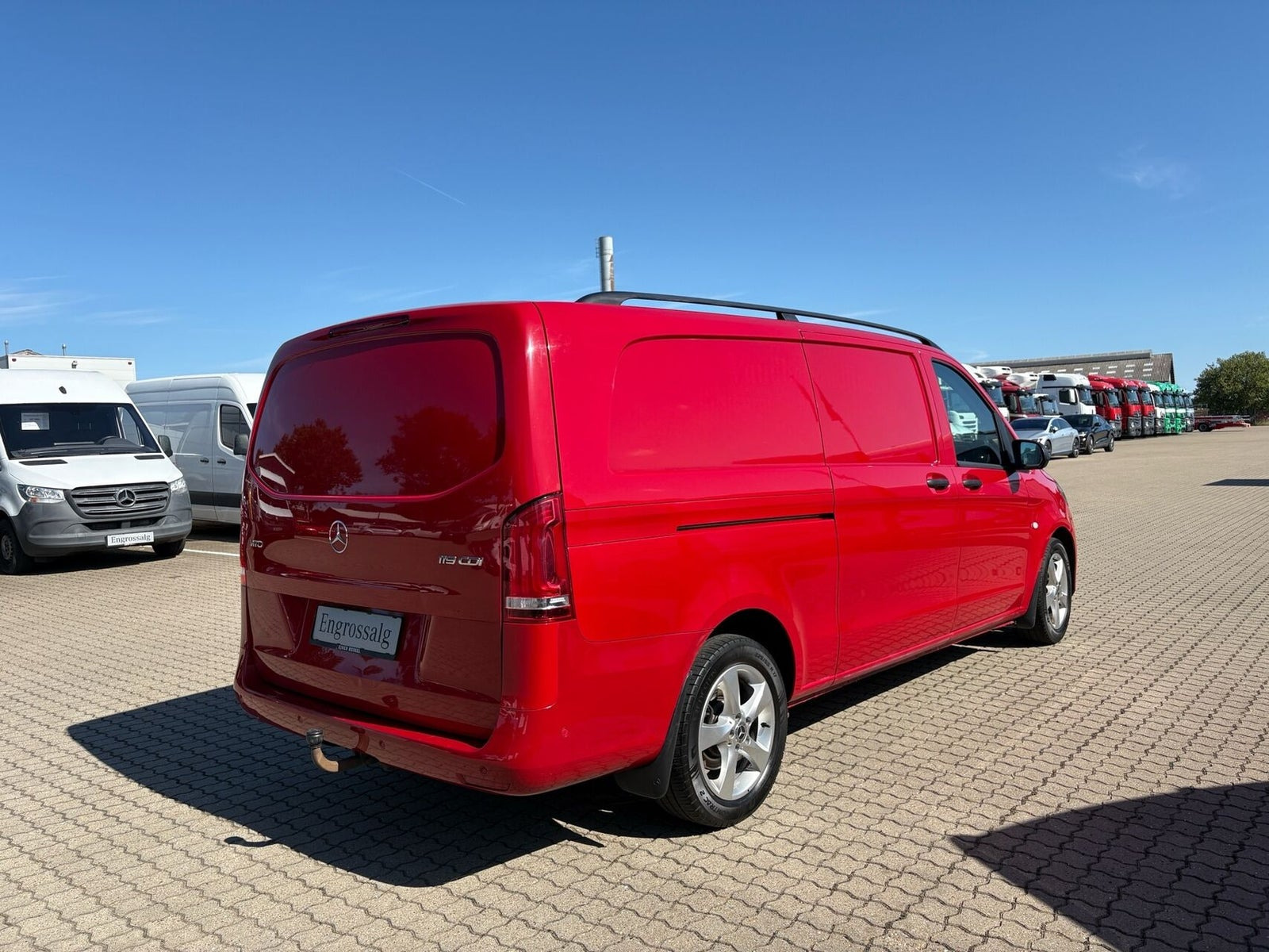 Rød Mercedes Vito 119 fra 2021
