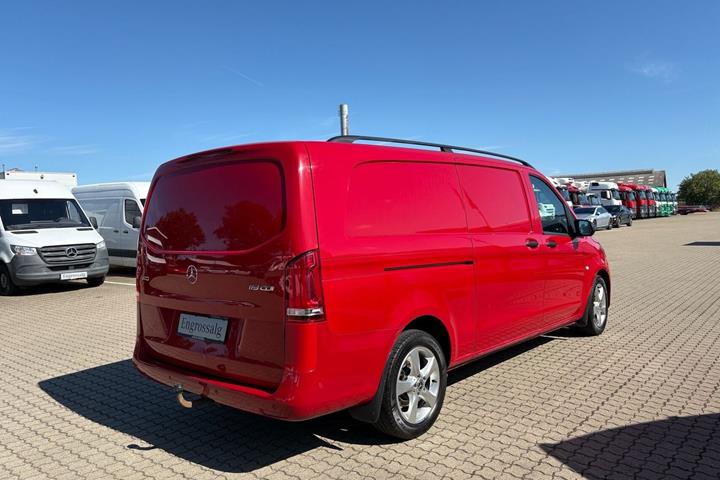 Rød Mercedes Vito 119 fra 2021