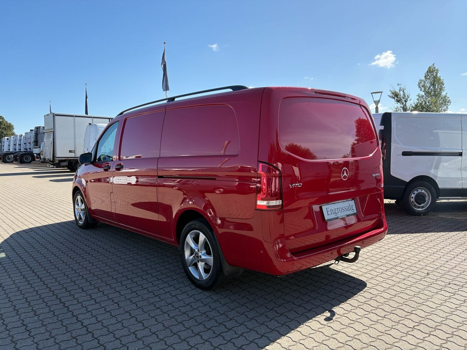 Rød Mercedes Vito 119 fra 2021